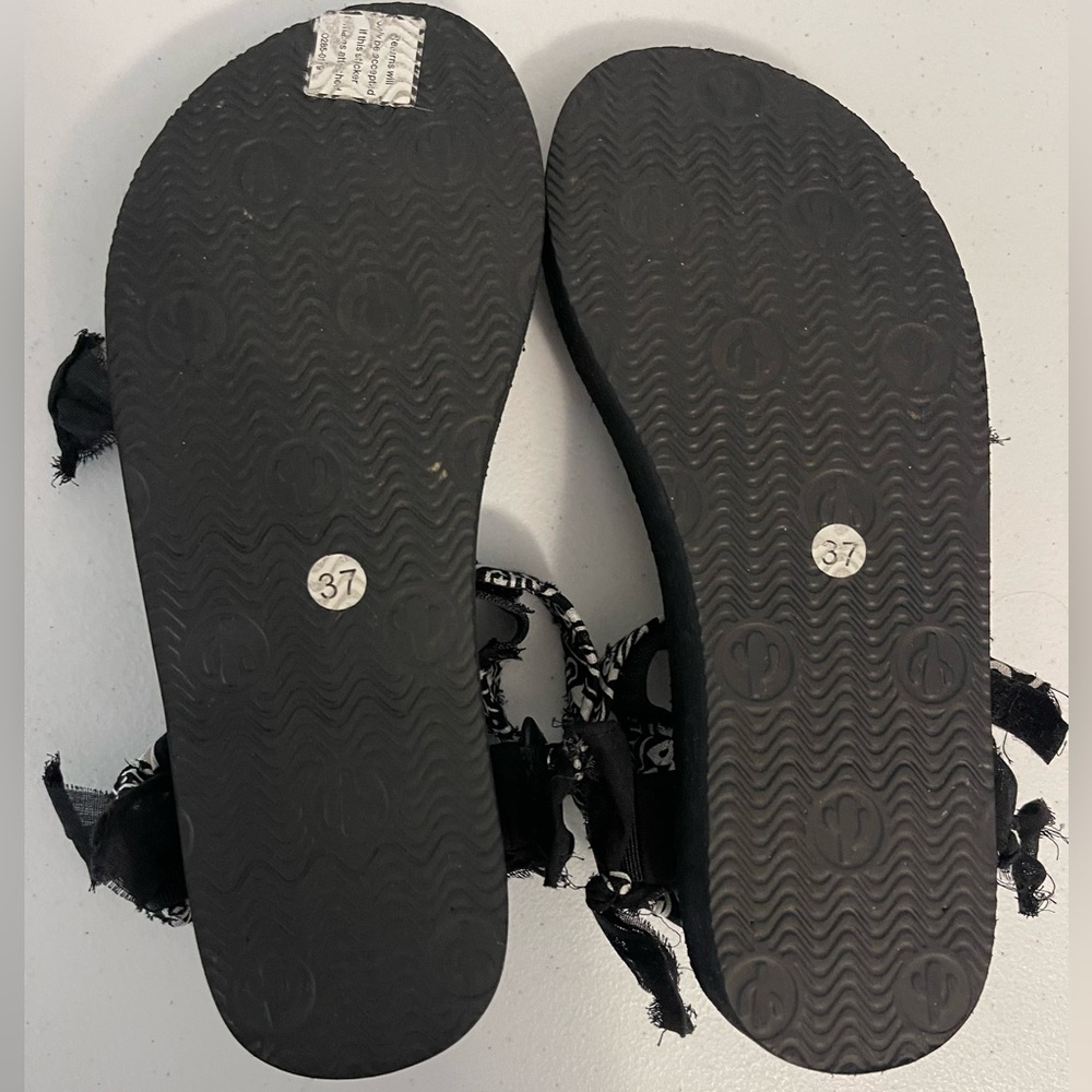 Arizona Love Black and White Patterned Sandals - Picture 2 of 10